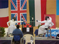 Competición de esgrima en silla de ruedas