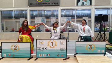 Loida Zabala en el podio de México