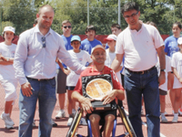 Álvaro Illobre recoge el trofeo