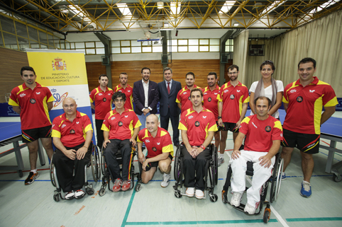 Miguel Cardenal visita al Equipo Paralímpico de Tenis de Mesa en el CAR de Madrid