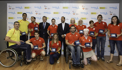 Los deportistas con los representantes de Sanitas y el Comité Paralímpico Español
