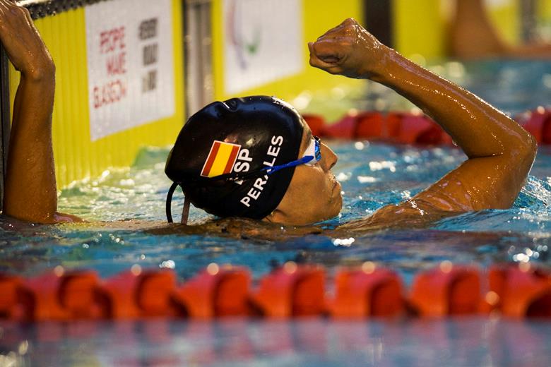 Teresa Perales celebra su medalla de oro en 100 metros libre.