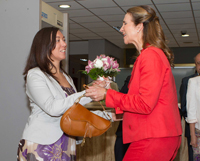 Mónica Merenciano entrega un ramo de flores a Doña Elena