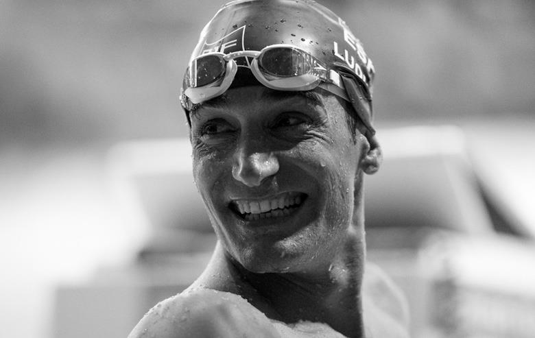 Miguel Luque sonríe tras ganar los 50 metros braza.