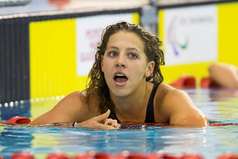 Nuria Marquès sale del agua tras ganar la tercera de sus cuatro medallas.