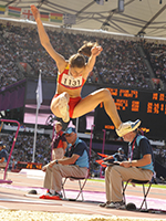 Sara Martinez disputando la prueba de salto de Longitud.