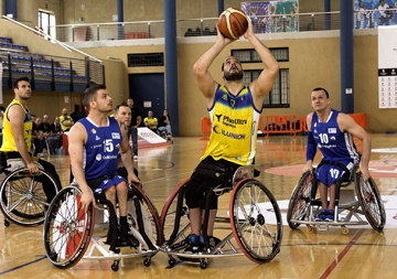 Partido de baloncesto en silla de ruedas