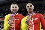 Jose Enrique Porto y Jose Antonio Villanueva muestran la medalla de plata