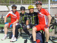 Méndez y Acinas con otros ciclistas