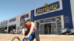 El atleta paralímpico Roger Puigbó visita un taller de Norauto