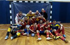 La selección española con el trofeo