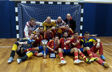 La selección española con el trofeo