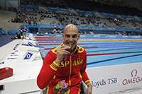 Richard Oribe medalla de bronce en los 200 metros libres.