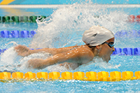 Carla Casals nadando los 100 metros mariposa