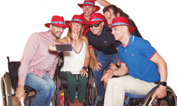 Deportistas paralímpicos con el sombrero
