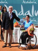 Lola Ochoa recoge el trofeo