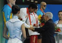 Samaranch entrega a Enhamed Enhamed una medalla en Pekín 2008