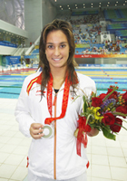 Sarai Gascón con la medalla de plata lograda en Pekín