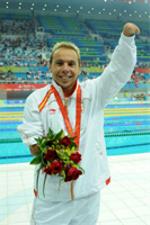 Xavi Torres posa con la medalla de bronce lograda en Pekín