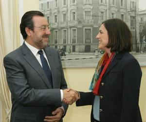 Miguel Carballeda y Elena Tejedor se saludan tras la firma