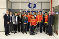 Representantes de Gadisa posan junto a miembros del equipo Paralímpico