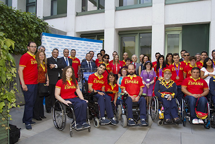 Representantes de Santalucia con los deportistas Paralímpicos