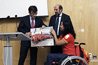 Teresa Perales y Miguel Sagarra entregan un obsequio para Alberto Duran.