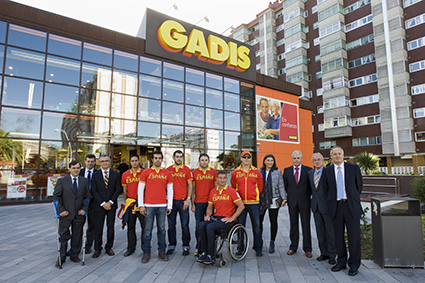 Miembros de Gadis posan junto a deportistas Paralímpicos
