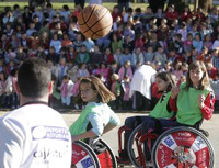 Niños jugando a baloncesto en silla de ruedas