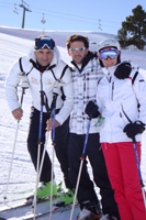 Empleados de Grupo Leche Pascual con los esquiadores paralímpicos