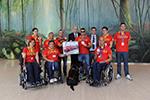 Alfonso Menoyo posa junto a los deportistas Paralímpicos.