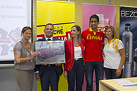 El Comite Paralímpico Español obsequia a leche pascual con una fotografia del Equipo Paralímpico.