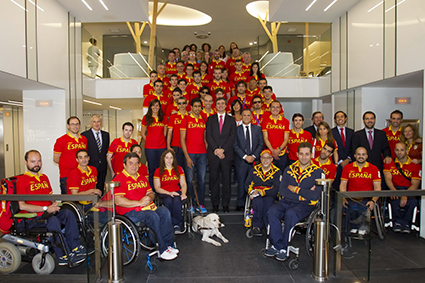 Equipo Paralímpico Español posando con los representantes de Liberty Seguros