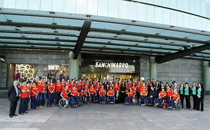Equipo Paralímpico Español posando con los representantes del Corte Ingles 
