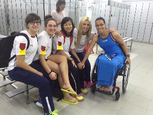 Teresa Perales con nadadoras del Equipo Paralímpico Español