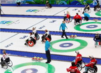 Partido de curling en silla de ruedas